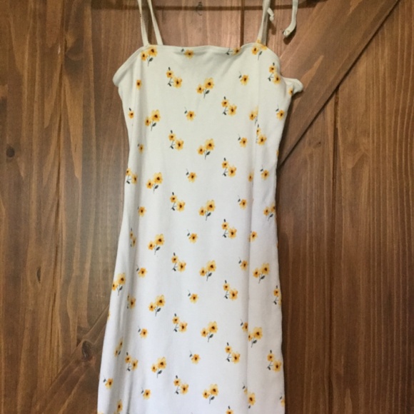 Variety of 4 summer dresses - Picture 6 of 6